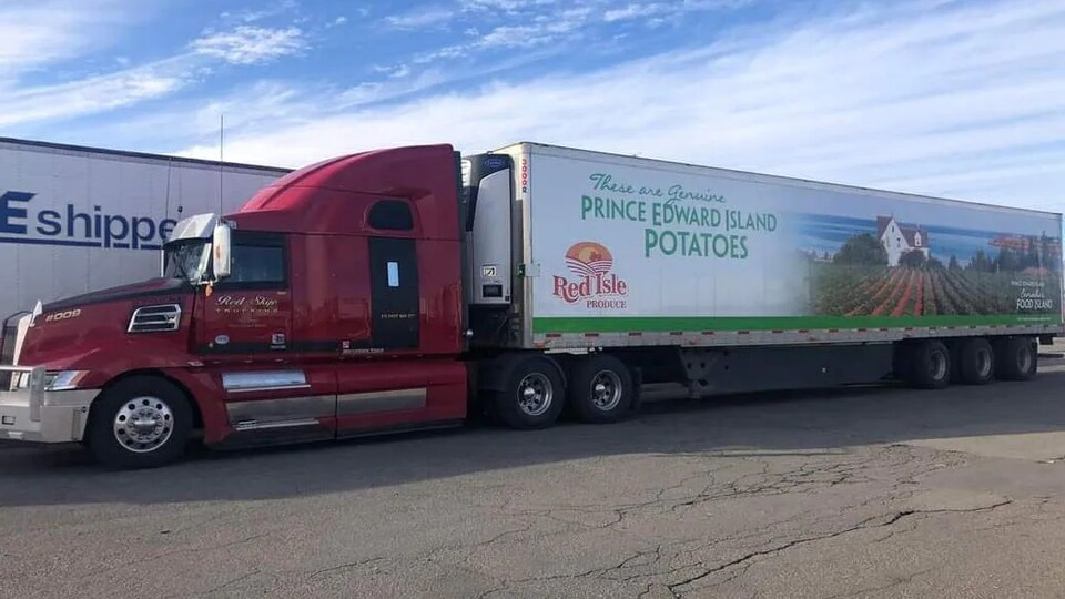 Un camion chargé de pommes de terre.