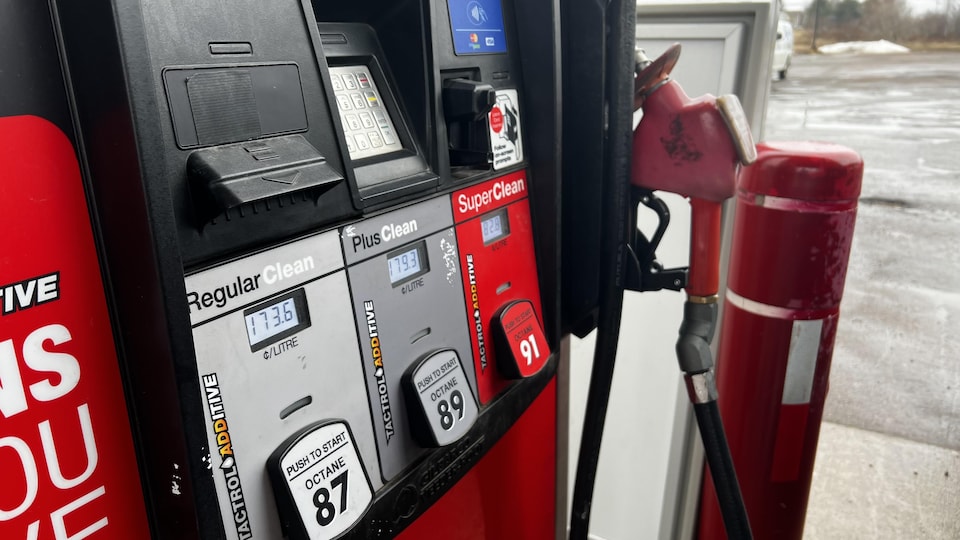 Prix De L Essence Une Nouvelle Hausse Qui Force Un Changement D Habitudes Radio Canada Ca