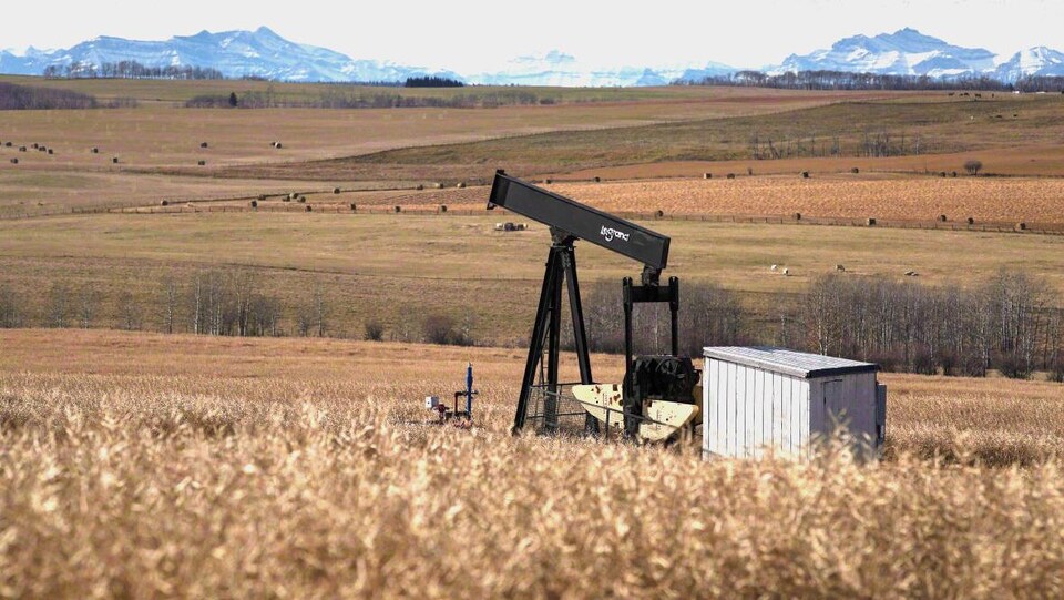 Un chevalet de pompage près de Cremona, au sud de l'Alberta.