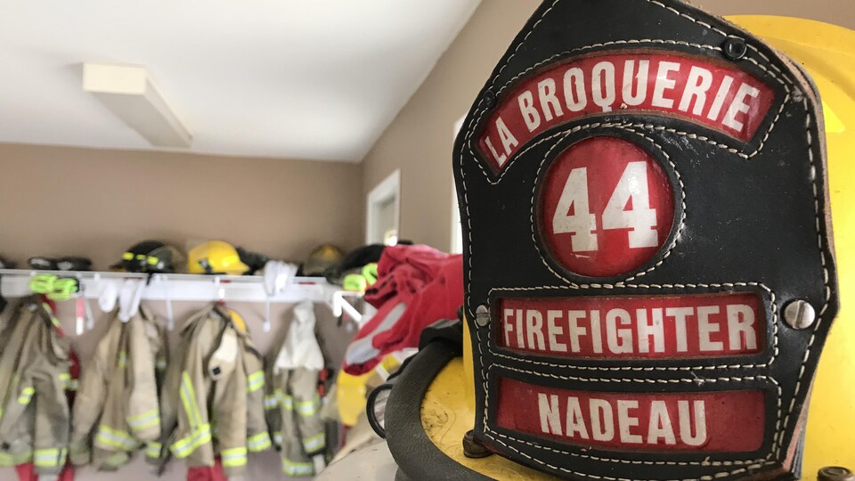 Le casque du chef des pompiers de La Broquerie, Alain Nadeau. Son numéro est le 44. 
