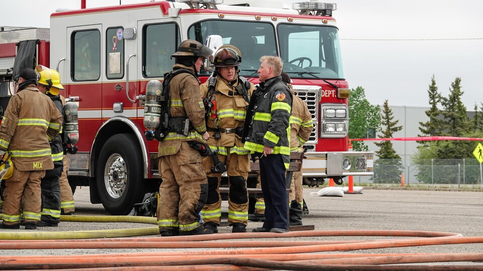 Des pompiers de Calgary pendant un exercice le 30 mai 2022.