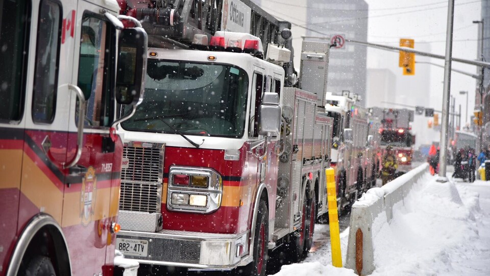 De nombreux camions d'incendie sont déployés à la suite d'une alerte au centre Rideau d'Ottawa.