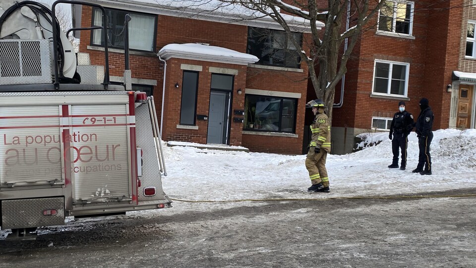 Un pompier devant une résidence.