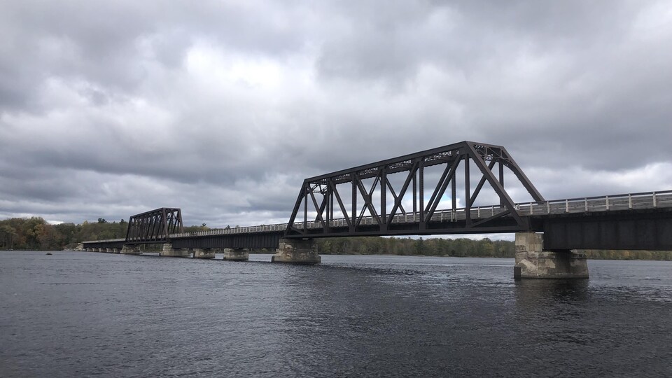 Un pont reliant Ottawa et l'Outaouais.