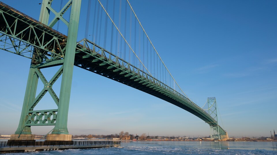 Le pont Ambassador qui surplombe la rivière Détroit recouverte de glaces.