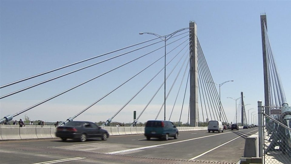 Le pont de l'autoroute 25.