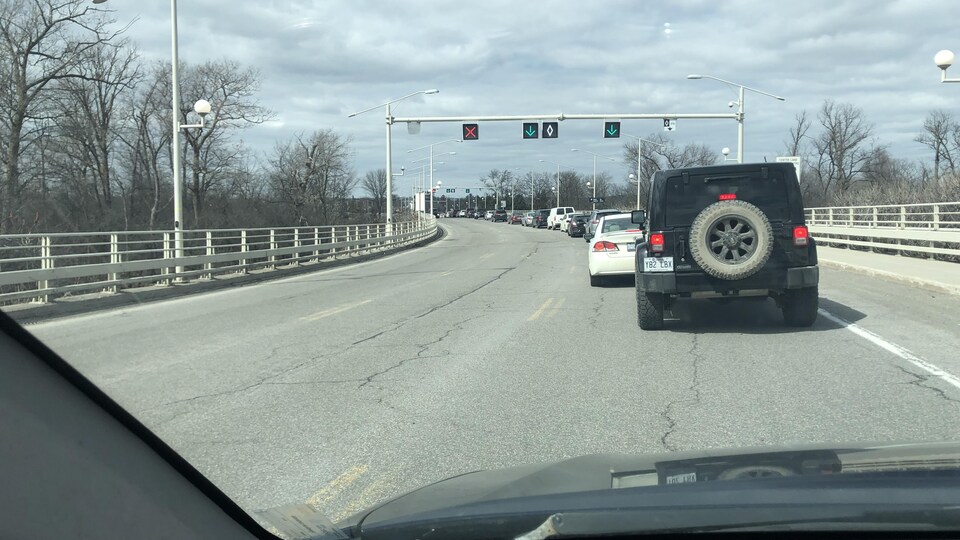 Une file de voitures sur le pont Champlain.