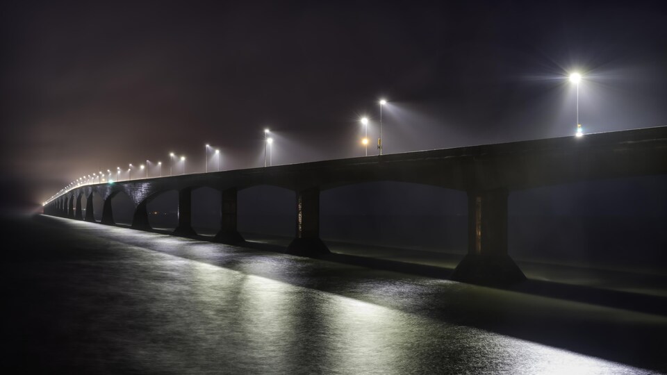 Le pont de la Confédération illuminé le soir.