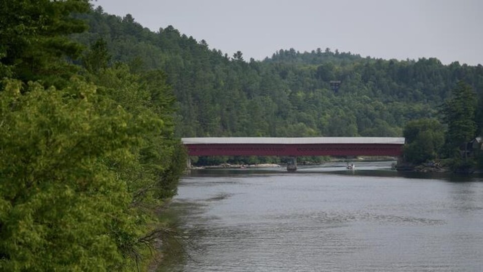 Vue sur le pont couvert de Wakefield.