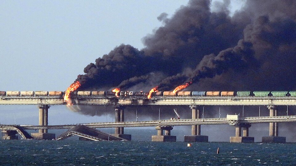 De la fumée noire s'échappe d'un incendie sur le pont de Crimée.