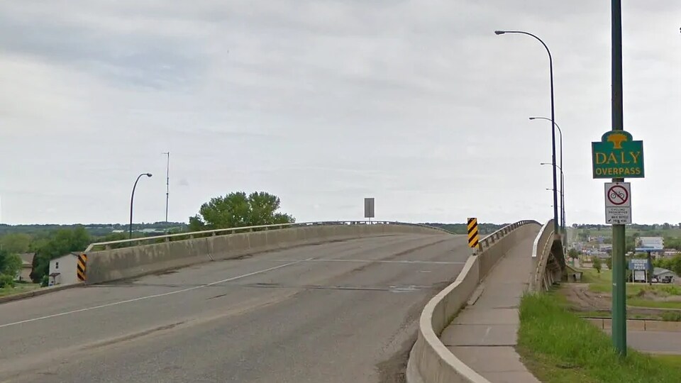 Un pont pour voitures et un passage pour piétons à côté du pont.
