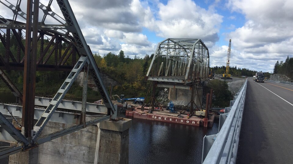 Un pont à moitié démantelé