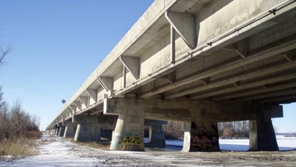 Le pont, en hiver.