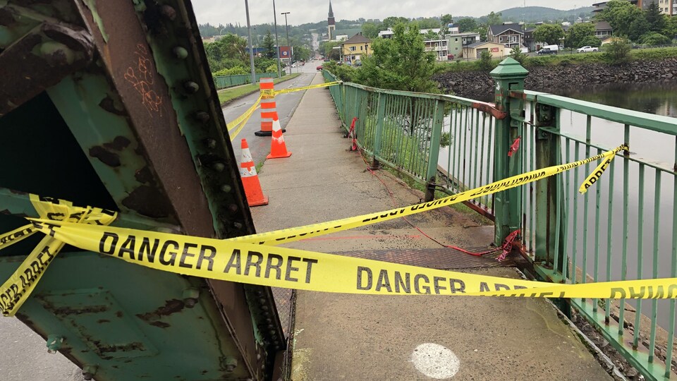Des structures décrépites d'un pont.