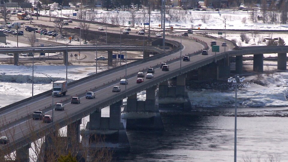 Circulation sur le pont Dubuc à Saguenay