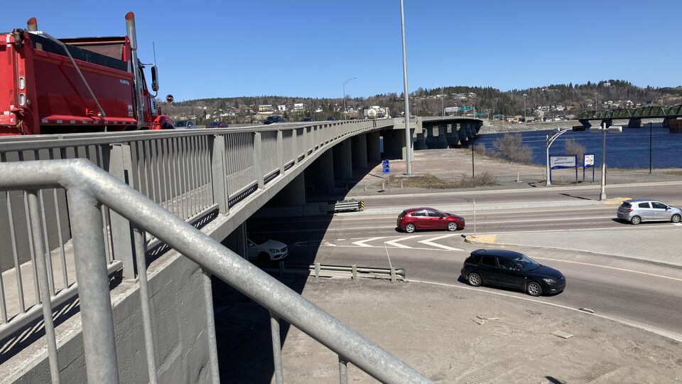 Des véhicules sur le pont Dubuc.