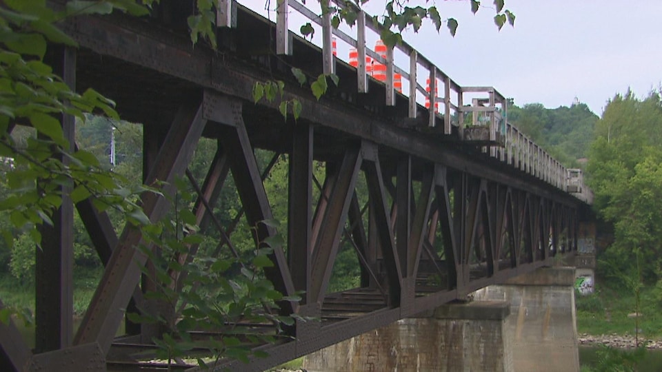 Le pont ferroviaire qui surplombe la rivière Saint-François, à Sherbrooke.