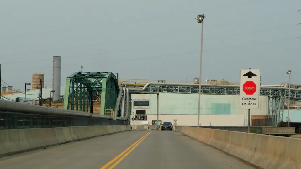 Le pont est composé d'un chemin de fer et de deux voies routières.