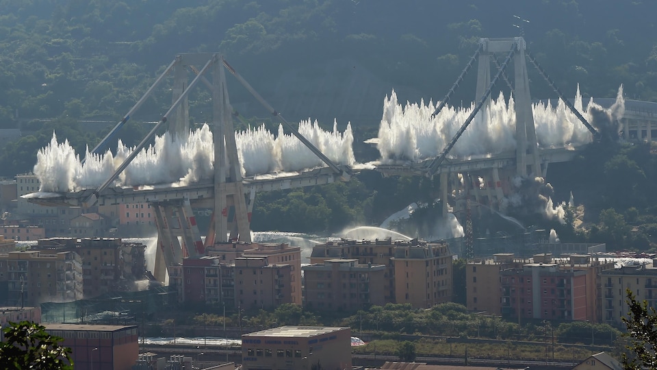 Des explosions se multiplient sur les deux structures du pont Morandi.