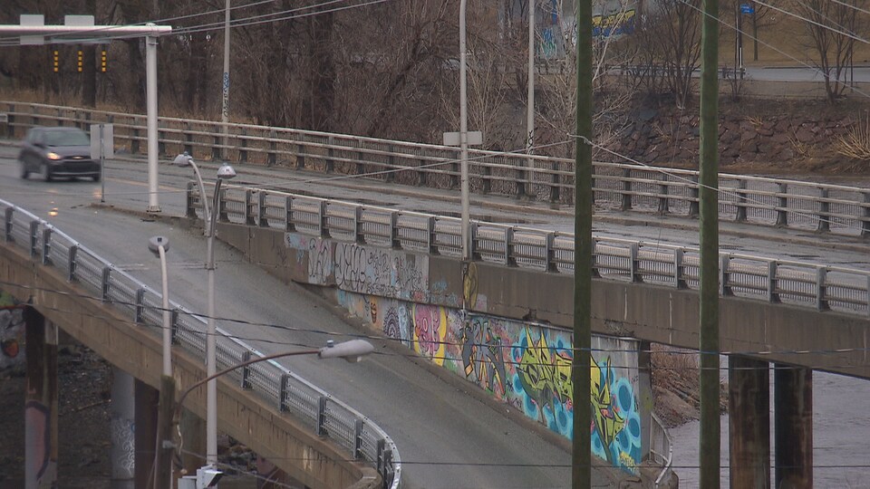 Une partie du pont des Grandes-Fourches, à Sherbrooke. On aperçoit aussi des graffitis sur une partie de l'infrastructure.