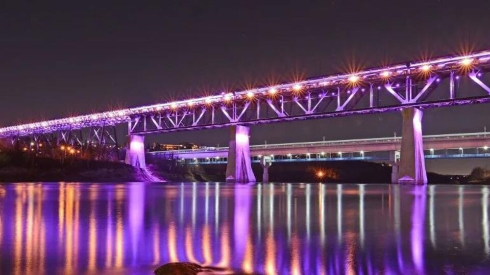 Le pont High Level éclairé.