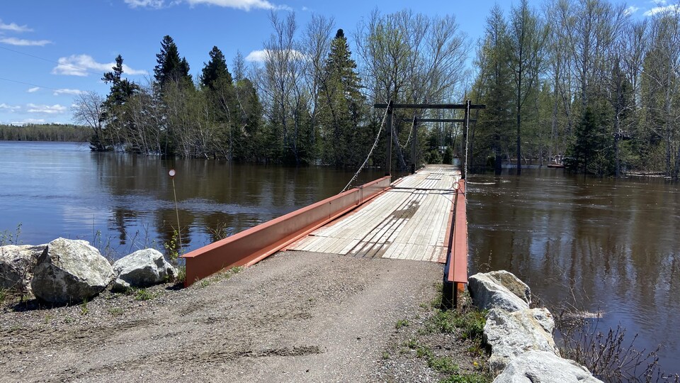Un pont sur une rivière.