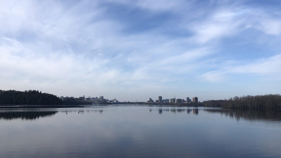 Une vue du pont Macdonald-Cartier sur la rivière des Outaouais.