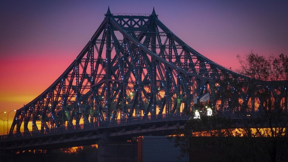 Le pont Jacques-Cartier sous le soleil couchant