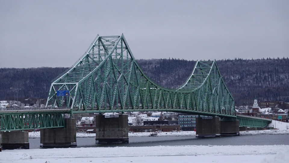 Le pont J.C. Van Horme.