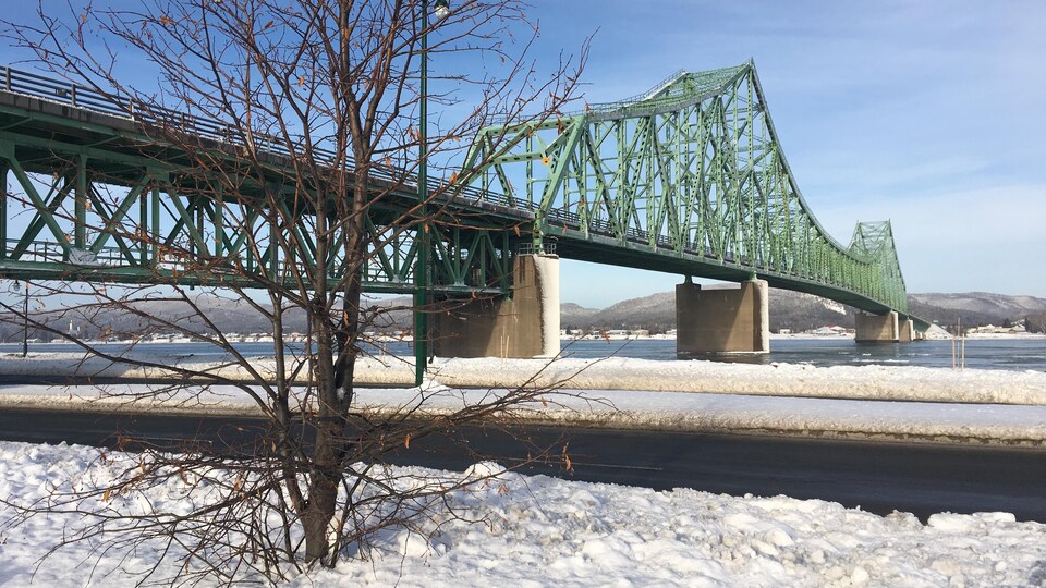 Le pont J.C. Van Horne est opéré par le gouvernement fédéral.