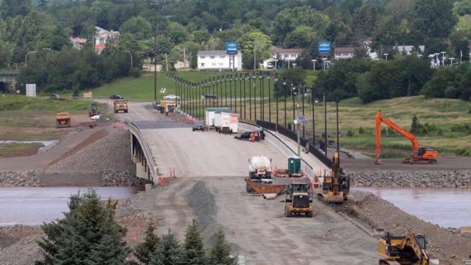 Le pont de Petitcodiac en construction.