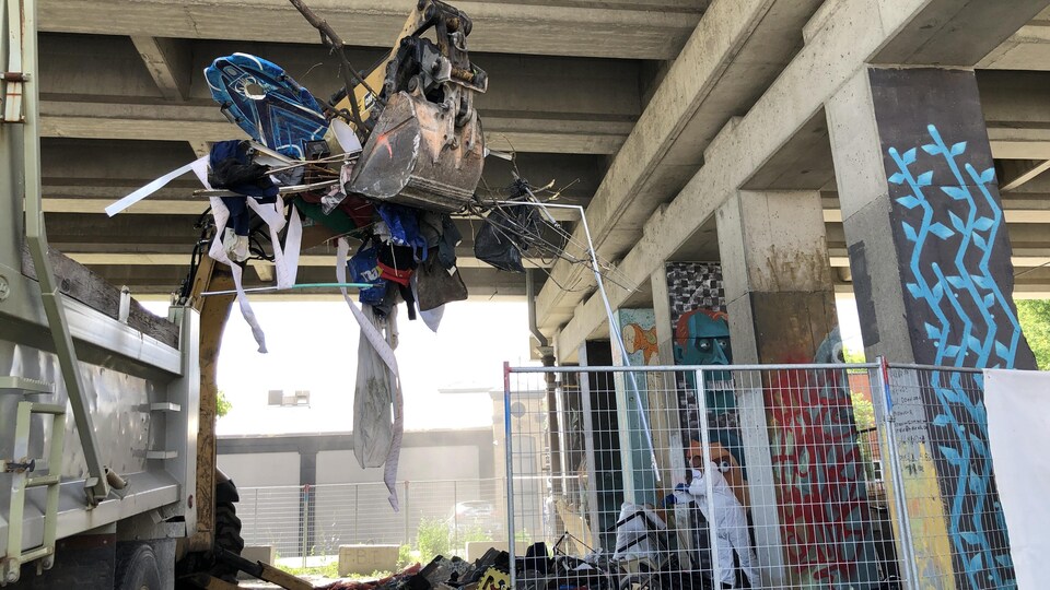 Une pelle mécanique remplie de déchets.