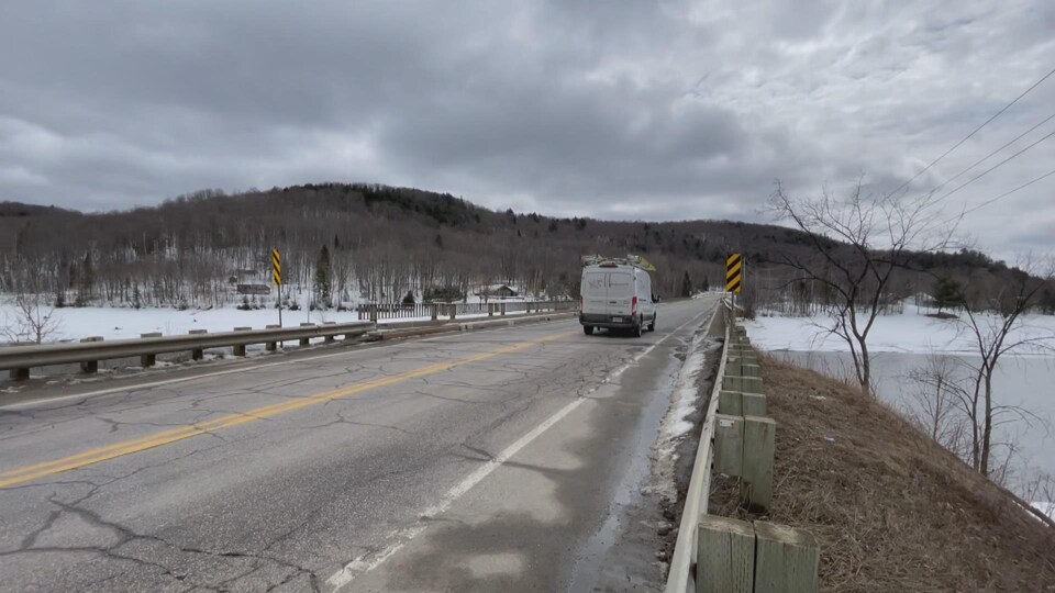 Un pont barré aux poids lourds et des détours dispendieux pour la foresterie en Outaouais