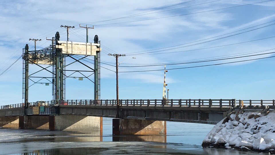 L'eau salée a été fouettée sur le pont Lamèque-Shippagan par de forts vents, la semaine dernière