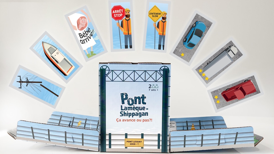 Une boîte avec des cartes de jeu qui forme un pont.