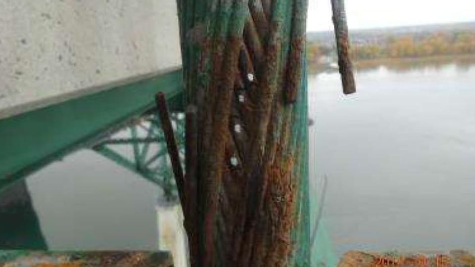 Les suspentes du pont Laviolette sont les câbles d’acier verticaux dans la partie centrale du pont qui soutiennent le tablier.