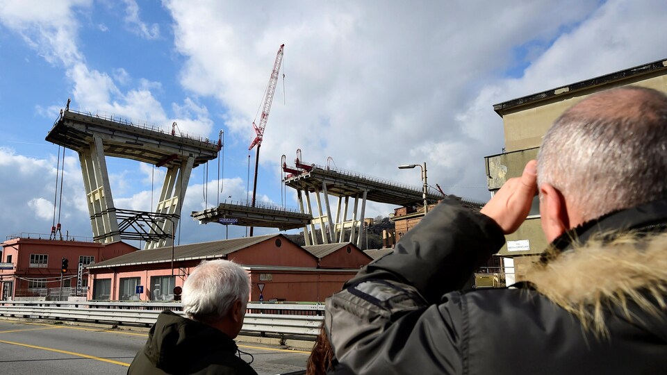 Des gens assistent au démantèlement du pont Morandi, à Gênes.