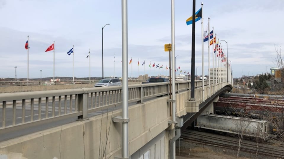 Un pont avec des drapeaux.