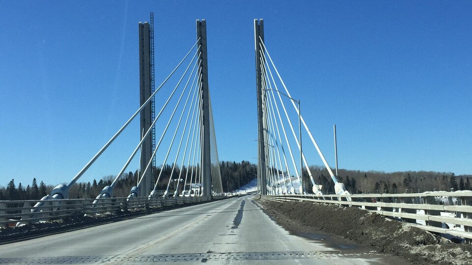 A bridge, seen from the road used by motorists.