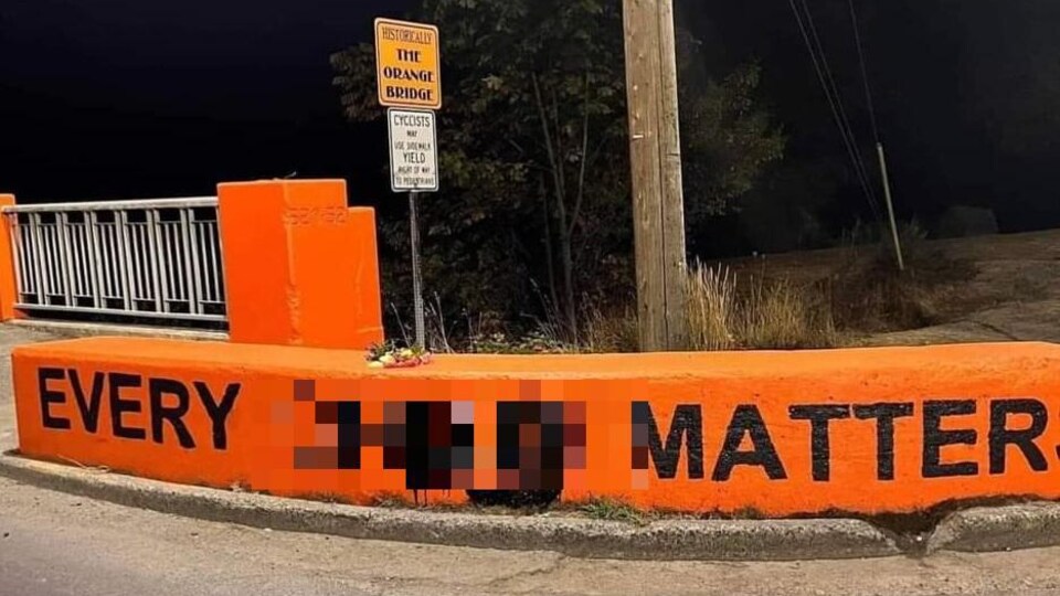 Une partie de pont peinte en orange sur laquelle on peut lire les mots « every » et « matters ». Un mot entre ceux-là est illisible, ayant été brouillé sur la photo, prise le 30 septembre ou le 1er octobre 2022 près près de Port Alberni.