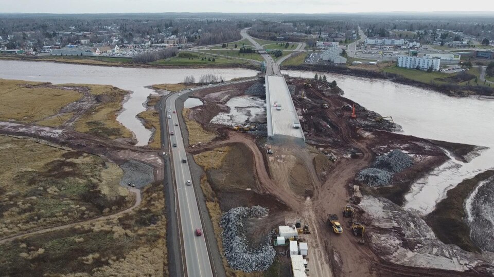 La construction du pont de la rivière Petitcodiac entre dans son