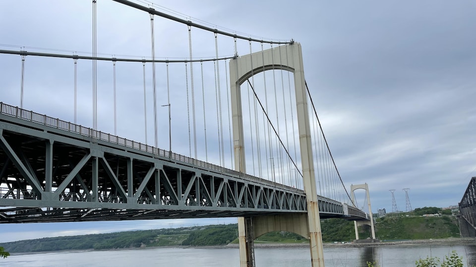 Le pont Pierre-Laporte enjambe le fleuve Saint-Laurent entre les villes de Québec et de Lévis.
