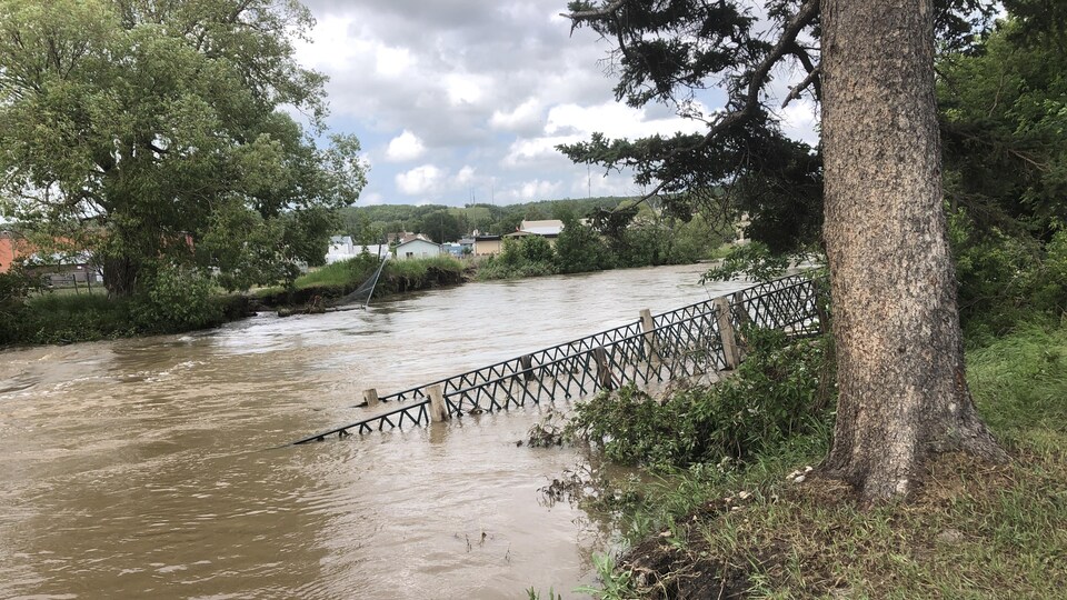 Un petit pont est sous l'eau.