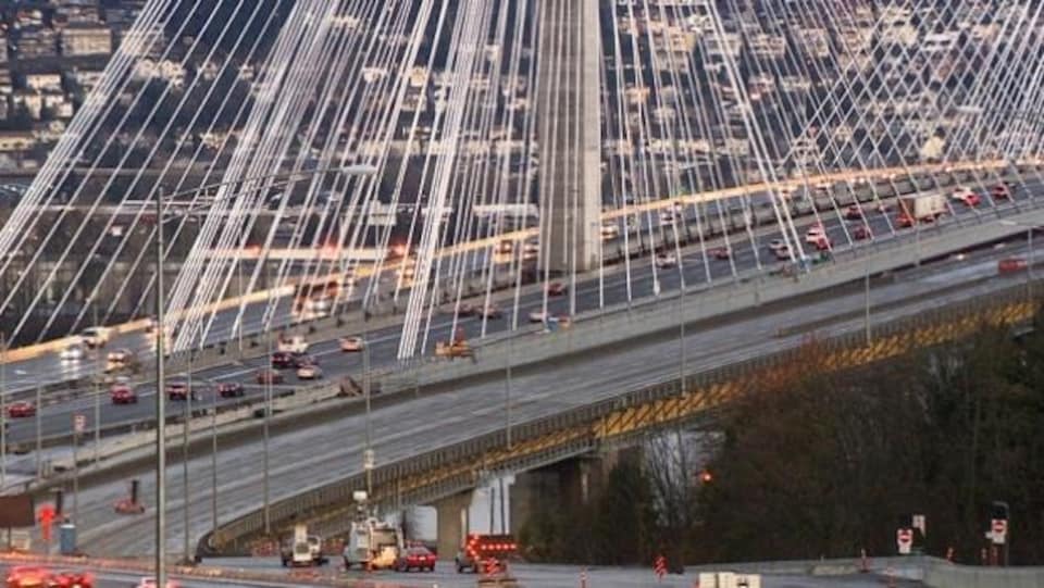 Vue du pont Port Mann avec circulation automobile légère