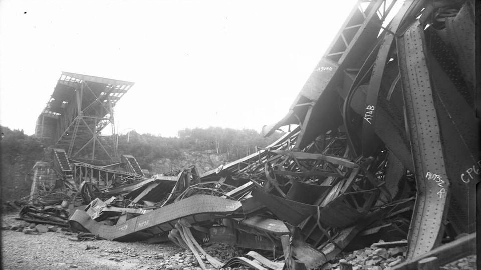 Le 29 août 1907, le pont de Québec, en construction, emporte dans la mort 76 monteurs d’acier.
