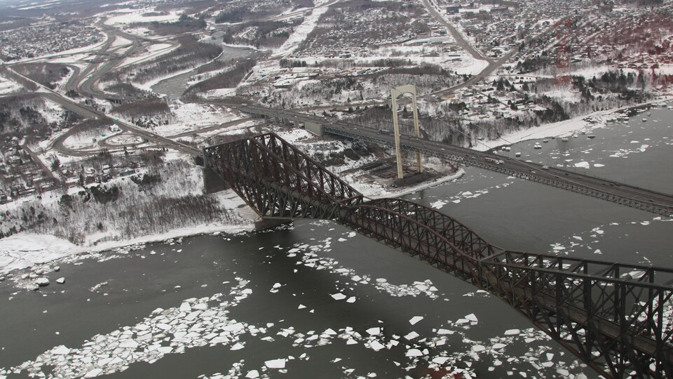 Vue aérienne des ponts de Québec et Pierre-Laporte en hiver.