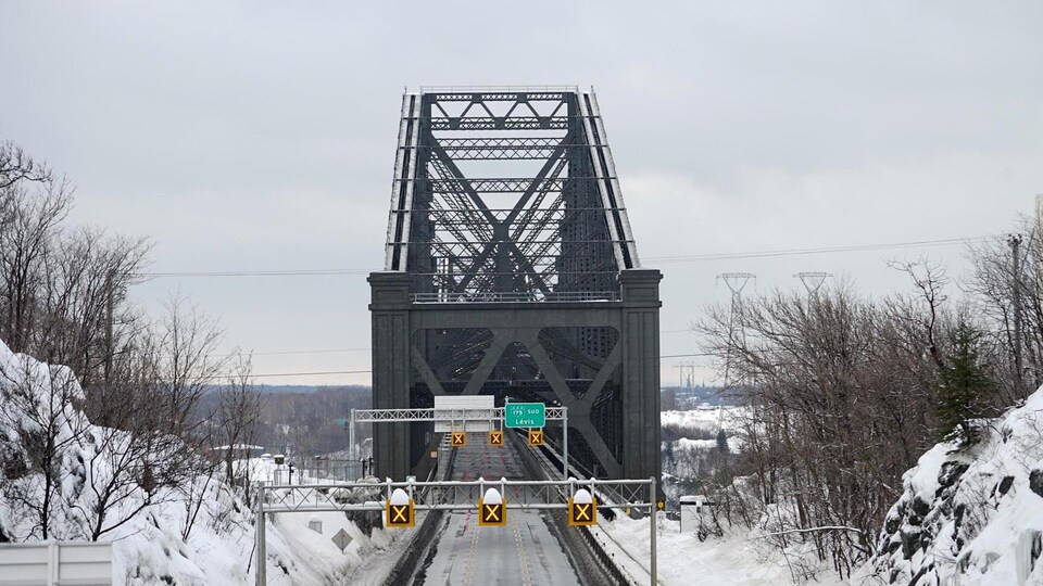 L'entrée nord du pont de Québec en hiver. Sur la photo, les trois voies de circulation sont fermées.