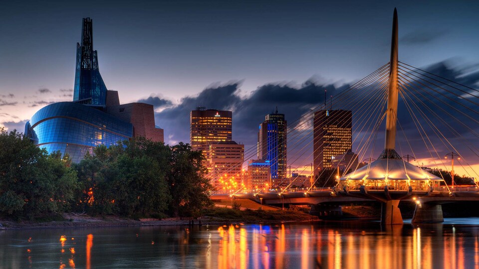 Photographie de l'esplanade Riel avec le Musée pour les droits de la personne et le centre-ville de Winnipeg.