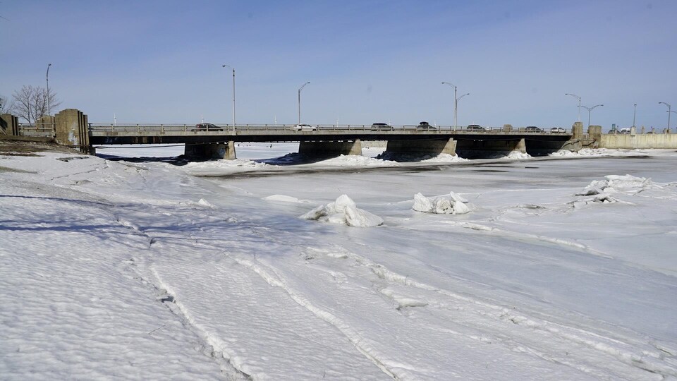 Le pont de la rivière Rimouski en hiver.