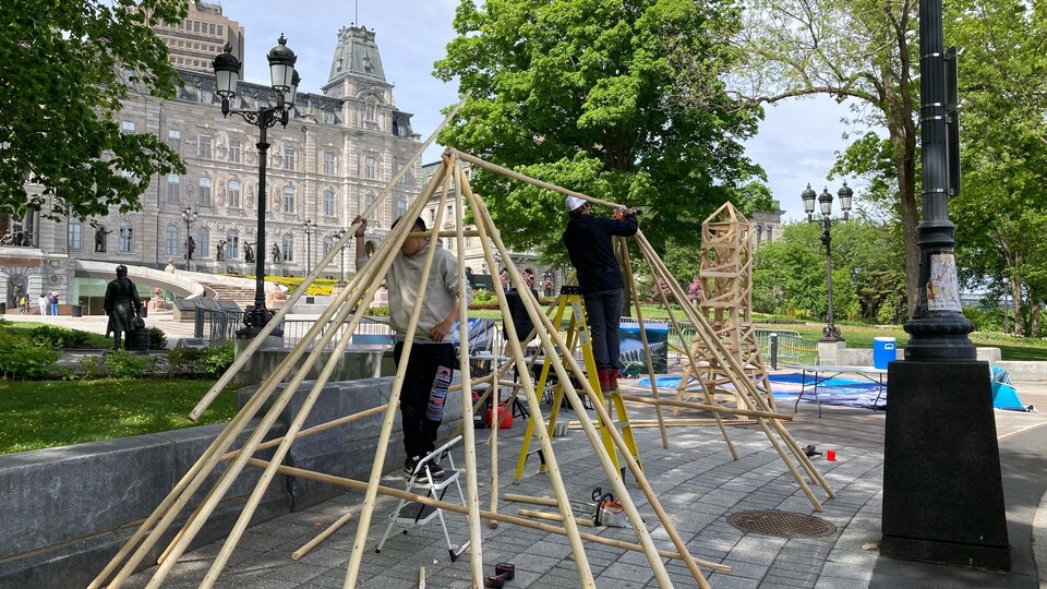 La tente est entrain de se faire construire devant l'Assemblée nationale.